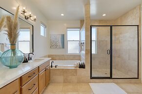 Sunset Serenity by Avantstay Rooftop w Hot Tub Fire Pit 3 Blocks to Be