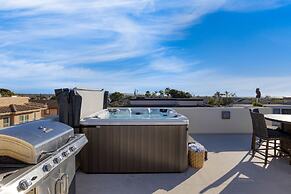 Sunset Serenity by Avantstay Rooftop w Hot Tub Fire Pit 3 Blocks to Be