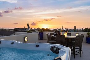 Sunset Serenity by Avantstay Rooftop w Hot Tub Fire Pit 3 Blocks to Be