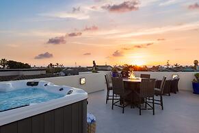 Sunset Serenity by Avantstay Rooftop w Hot Tub Fire Pit 3 Blocks to Be