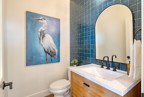 Sunset Serenity by Avantstay Rooftop w Hot Tub Fire Pit 3 Blocks to Be