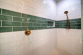 Leave of Absence Luxe Coastal Stay w Pool Outdoor Dining Minutes to Be