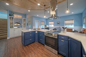 Leave of Absence Luxe Coastal Stay w Pool Outdoor Dining Minutes to Be