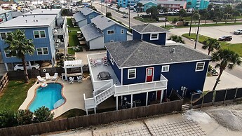 Leave of Absence Luxe Coastal Stay w Pool Outdoor Dining Minutes to Be