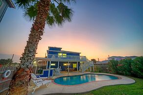 Leave of Absence Luxe Coastal Stay w Pool Outdoor Dining Minutes to Be