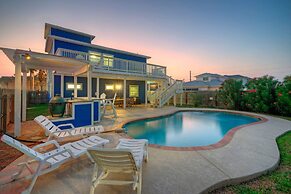 Leave of Absence Luxe Coastal Stay w Pool Outdoor Dining Minutes to Be