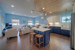 Leave of Absence Luxe Coastal Stay w Pool Outdoor Dining Minutes to Be