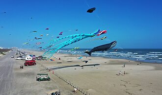 Leave of Absence Luxe Coastal Stay w Pool Outdoor Dining Minutes to Be