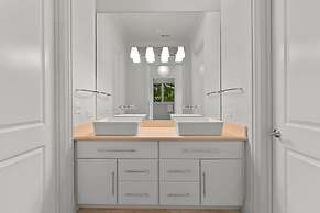 Modern Masterpiece by Avantstay Waterfront Private Dock