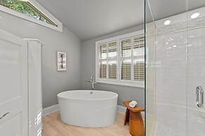 Modern Masterpiece by Avantstay Waterfront Private Dock