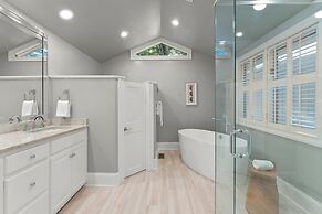 Modern Masterpiece by Avantstay Waterfront Private Dock