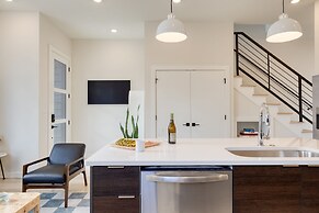 The Stage by Avantstay Chic 4bdr w Covered Balcony Modern Newly Built