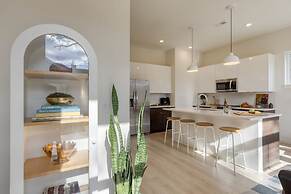 The Stage by Avantstay Chic 4bdr w Covered Balcony Modern Newly Built