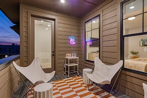 The Stage by Avantstay Chic 4bdr w Covered Balcony Modern Newly Built