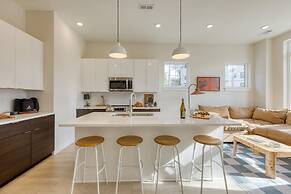 The Stage by Avantstay Chic 4bdr w Covered Balcony Modern Newly Built