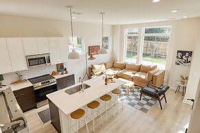 The Stage by Avantstay Chic 4bdr w Covered Balcony Modern Newly Built