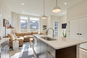 The Stage by Avantstay Chic 4bdr w Covered Balcony Modern Newly Built