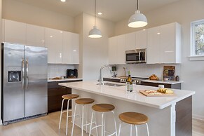 The Stage by Avantstay Chic 4bdr w Covered Balcony Modern Newly Built