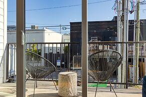 The Carter 205 by Avantstay 4BR Balcony