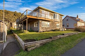 Pacific Breeze Ocean Views Steps to Cannon Beach Airy Coastal Retreat