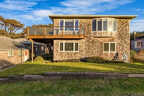 Pacific Breeze Ocean Views Steps to Cannon Beach Airy Coastal Retreat