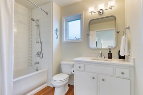 Pacific Breeze Ocean Views Steps to Cannon Beach Airy Coastal Retreat