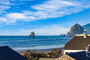 Pacific Breeze Ocean Views Steps to Cannon Beach Airy Coastal Retreat