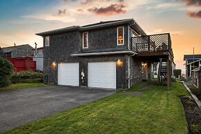 Pacific Breeze Ocean Views Steps to Cannon Beach Airy Coastal Retreat