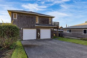Pacific Breeze Ocean Views Steps to Cannon Beach Airy Coastal Retreat