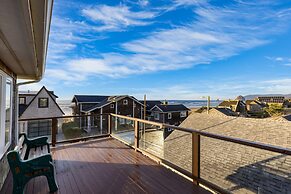 Pacific Breeze Ocean Views Steps to Cannon Beach Airy Coastal Retreat