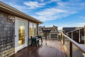 Pacific Breeze Ocean Views Steps to Cannon Beach Airy Coastal Retreat