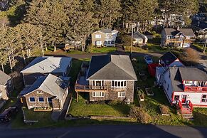 Pacific Breeze Ocean Views Steps to Cannon Beach Airy Coastal Retreat