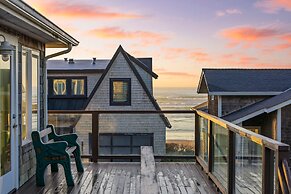 Pacific Breeze Ocean Views Steps to Cannon Beach Airy Coastal Retreat