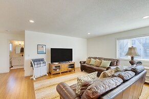 Pacific Breeze Ocean Views Steps to Cannon Beach Airy Coastal Retreat