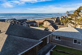 Pacific Breeze Ocean Views Steps to Cannon Beach Airy Coastal Retreat