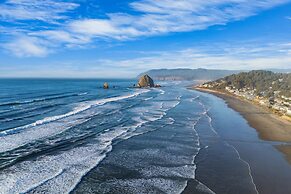 Pacific Breeze Ocean Views Steps to Cannon Beach Airy Coastal Retreat