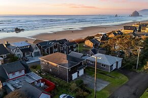 Pacific Breeze Ocean Views Steps to Cannon Beach Airy Coastal Retreat