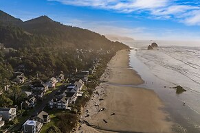 Pacific Breeze Ocean Views Steps to Cannon Beach Airy Coastal Retreat
