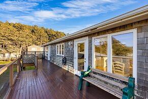 Pacific Breeze Ocean Views Steps to Cannon Beach Airy Coastal Retreat
