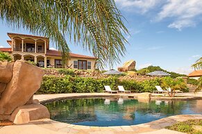 Colina by Avantstay Secluded Mountain Top Oasis w Pool Hot Tub Putting