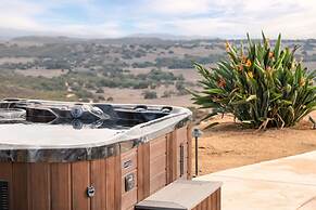 Colina by Avantstay Secluded Mountain Top Oasis w Pool Hot Tub Putting