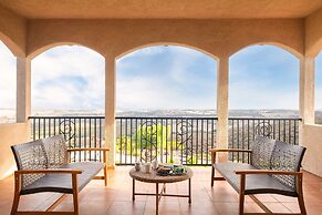 Colina by Avantstay Secluded Mountain Top Oasis w Pool Hot Tub Putting