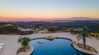 Colina by Avantstay Secluded Mountain Top Oasis w Pool Hot Tub Putting