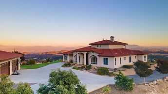 Colina by Avantstay Secluded Mountain Top Oasis w Pool Hot Tub Putting