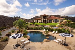 Colina by Avantstay Secluded Mountain Top Oasis w Pool Hot Tub Putting