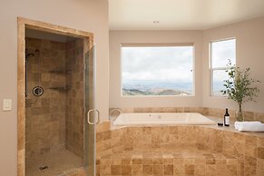 Colina by Avantstay Secluded Mountain Top Oasis w Pool Hot Tub Putting