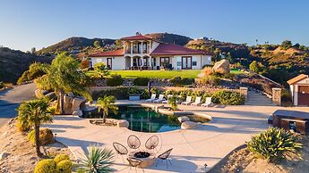 Colina by Avantstay Secluded Mountain Top Oasis w Pool Hot Tub Putting