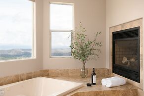 Colina by Avantstay Secluded Mountain Top Oasis w Pool Hot Tub Putting