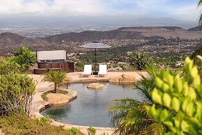 Colina by Avantstay Secluded Mountain Top Oasis w Pool Hot Tub Putting