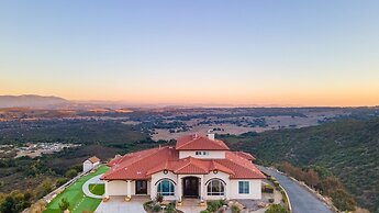 Colina by Avantstay Secluded Mountain Top Oasis w Pool Hot Tub Putting